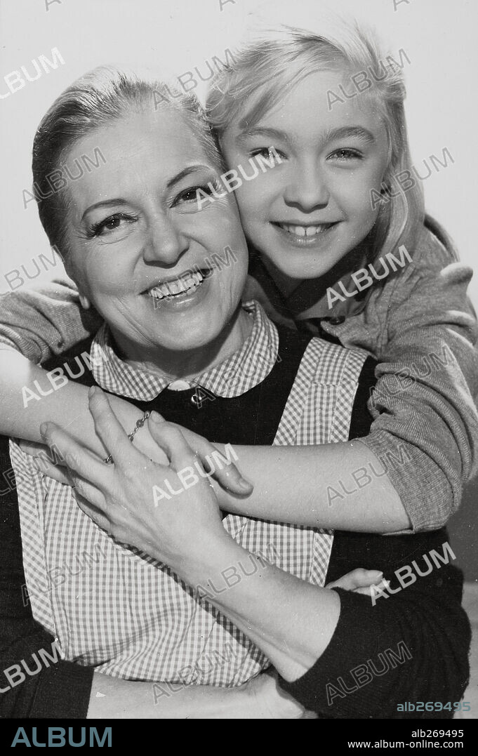 ISABEL GARCES y Marisol en HA LLEGADO UN ANGEL, 1961. Copyright SUEVIA FILMS.