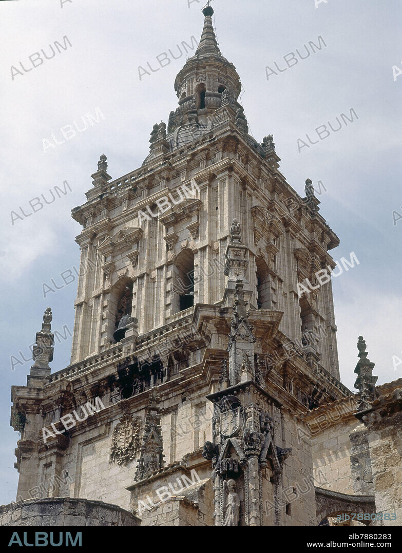 EXTERIOR-TORRE-S XVIII-DET 2ºCUERPO(BARROCO)CON CUPULA CON LINTERNA.