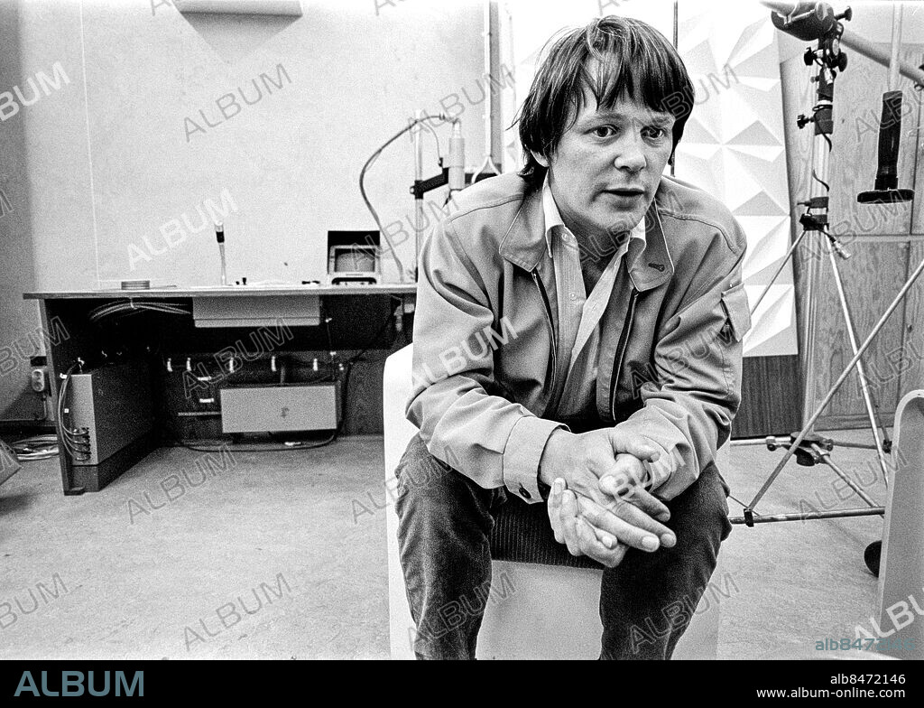 1970-07-10.. Bengt Sändh, trubadur, sångförfattare, författare och snusfabrikör.. Foto: Bertil S-son Åberg / RiR / SVT / Kod: 5600. Reportage publ. i RiR 31/70 sid 12-13, 50 inför TV-programmen Hvar 14:e dag och Bengt Sändh.. RiR 19893 sv/v neg.