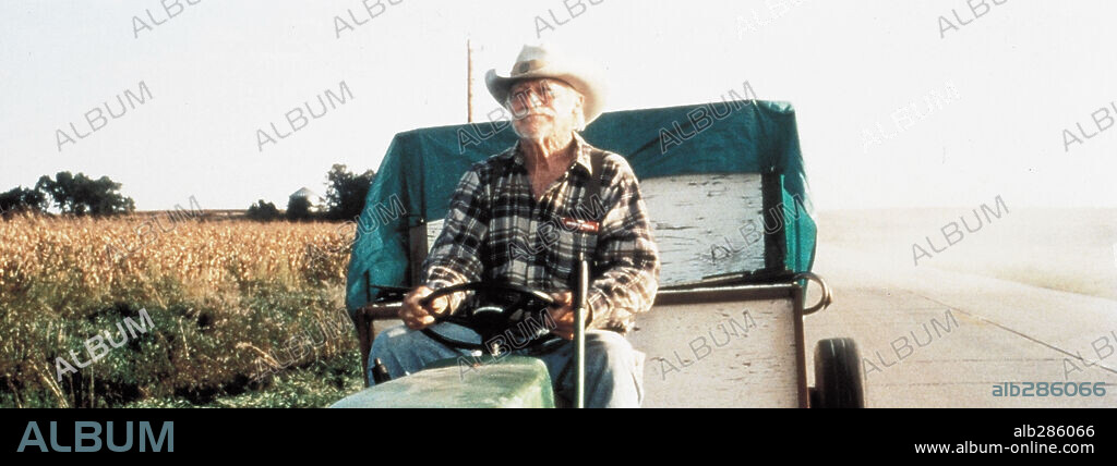 RICHARD FARNSWORTH dans THE STRAIGHT STORY, 1999, réalisé par DAVID LYNCH. Copyright LE STUDIO CANAL +(U.S).
