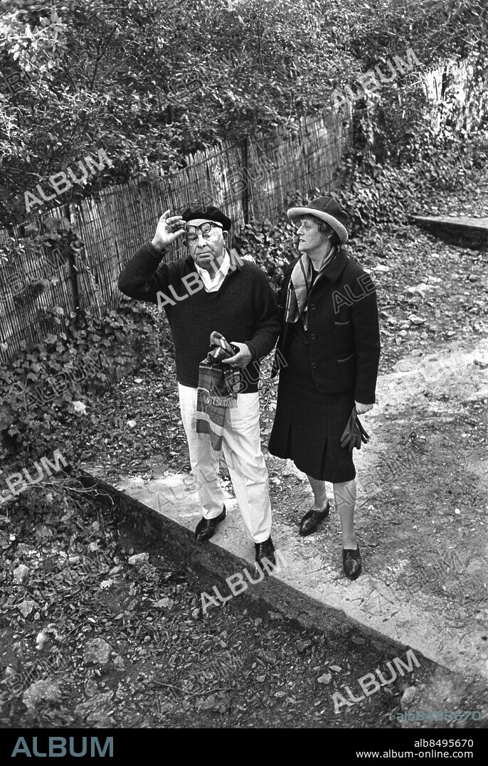 ARKIV 1965-03-12. Trubaduren Evert Taube med hustrun Astri på franska rivieran dagen efter firandet av sin 75-årsdag 12:e mars 1965.. Foto: Lars Nyberg / XP / SCANPIX / Kod: 34. **AFTONBLADET OUT**.