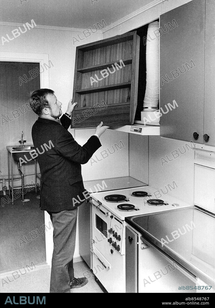 Stockholm 1969-09-24. Nya kedjehus i Solberga i Älvsjö stadsdelsområde. Inbyggd kryddhylla i teak döljer fläkttrumman. Foto: Lennart Nygren / SvD / TT / kod 12014.