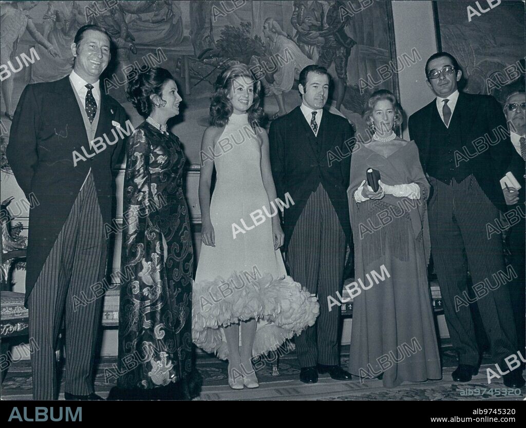 December 23, 1971. Presentation in the El Pardo palace of the marriage engagement of the Granddaughter of General Franco, María del Carmen Martínez Bordiú Franco with HRH Don Alfonso de Borbón Dampierre. In the Image, from Right to Left: the Marquises of Villaverde, Cristobal Martínez Bordiú and Carmen Franco, the Betrothed, María del Carmen Martínez Bordiú and Alfonso de Borbón, and the mother and brother of the Groom, Emanuela Dampierre and Gonzalo de Bourbon.