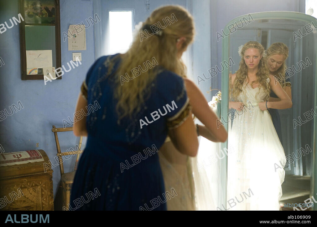 AMANDA SEYFRIED and MERYL STREEP in MAMMA MIA!, 2008, directed by PHYLLIDA LLOYD. Copyright LITTLESTAR PRODUCTIONS/PLAYTONE.