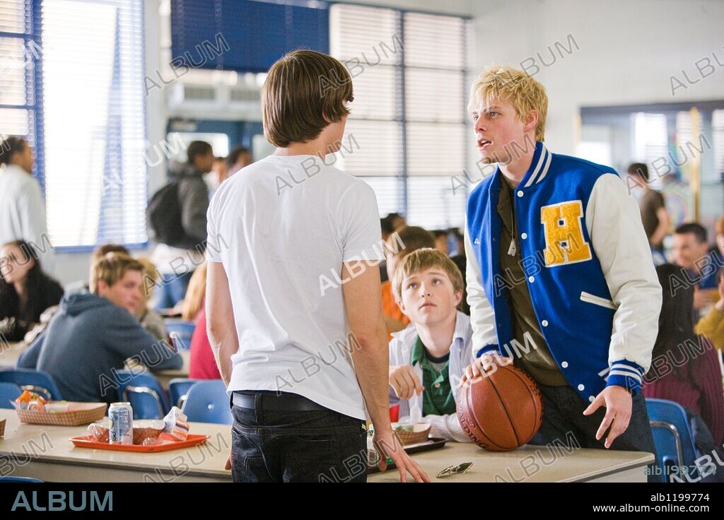 HUNTER PARRISH, STERLING KNIGHT and ZAC EFRON in 17 AGAIN, 2009, directed by BURR STEERS. Copyright OFFSPRING ENTERTAINMENT / ZLOTNICK, CHUCK.