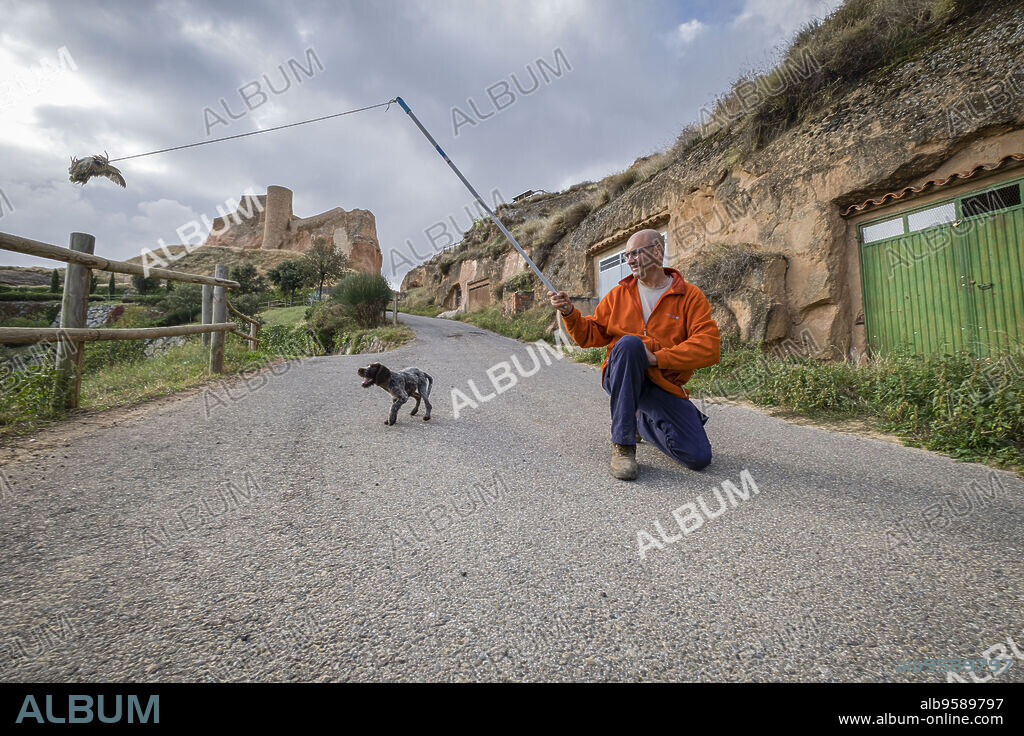 adiestramiento de perro de caza, castillo de Arnedo, siglo IX, Arnedo, La Rioja , Spain, Europe.