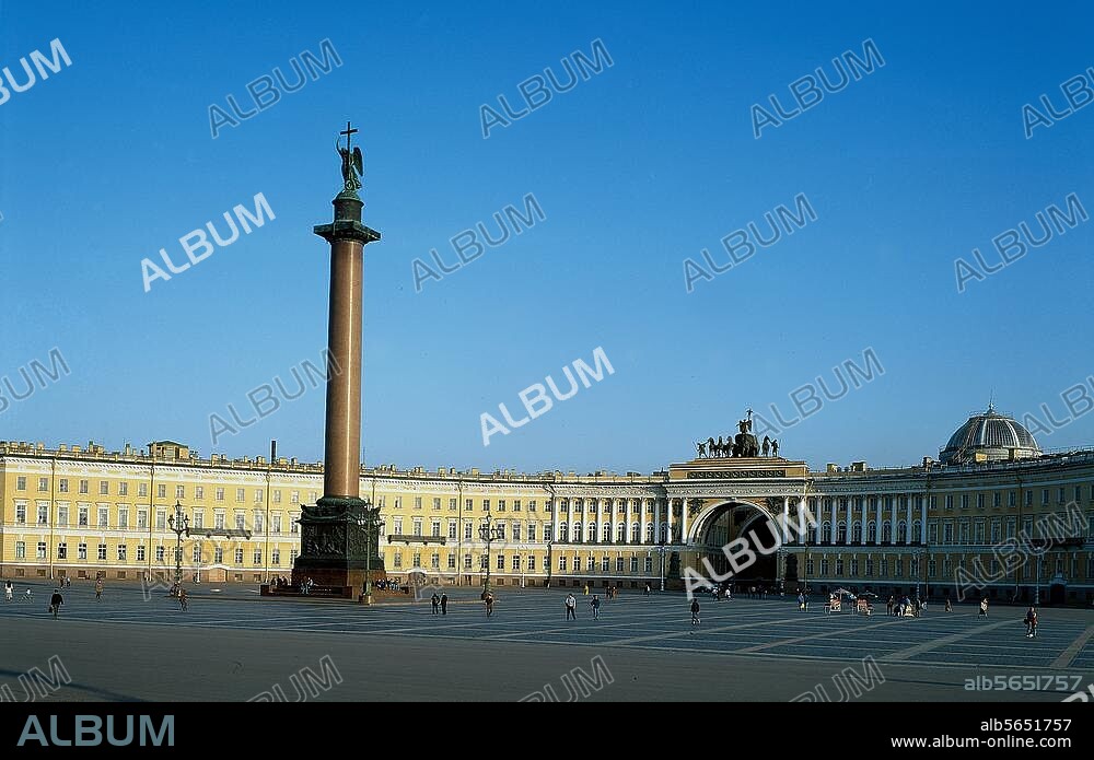 St. Petersburg, Schloßplatz. Ansicht mit Alexandersäule und Generalstabsgebäude mit Triumphbogen. Foto, 1992.