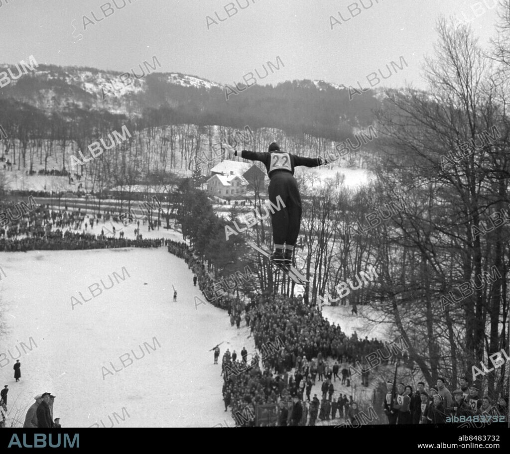 GÖTEBORG 1958-01-13.. Backhoppning i Bragebacken - Slottsskogen. *** Local Caption *** Finns i låda GT-GHT Reportagelåda 01 Foto: Kamerareportage / TT / Kod: 2524.