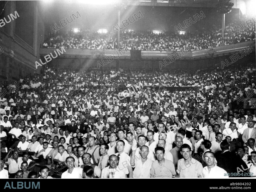 1937. Aspecto del teatro Olympia de Barcelona durante el Mítin celebrado por la Cnt y la Fai.