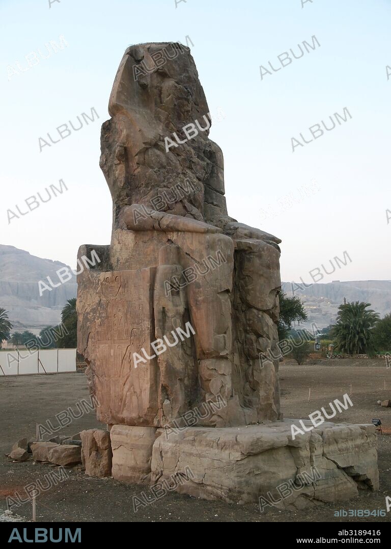 Los colosos de Memnón. Dos espectaculares estatuas de piedra que representan al mítico faraón Amenofis III o Amenhoteph III, ubicadas en la ribera occidental del río Nilo, frente Luxor y al sur de las famosas necrópolis Tebanas.