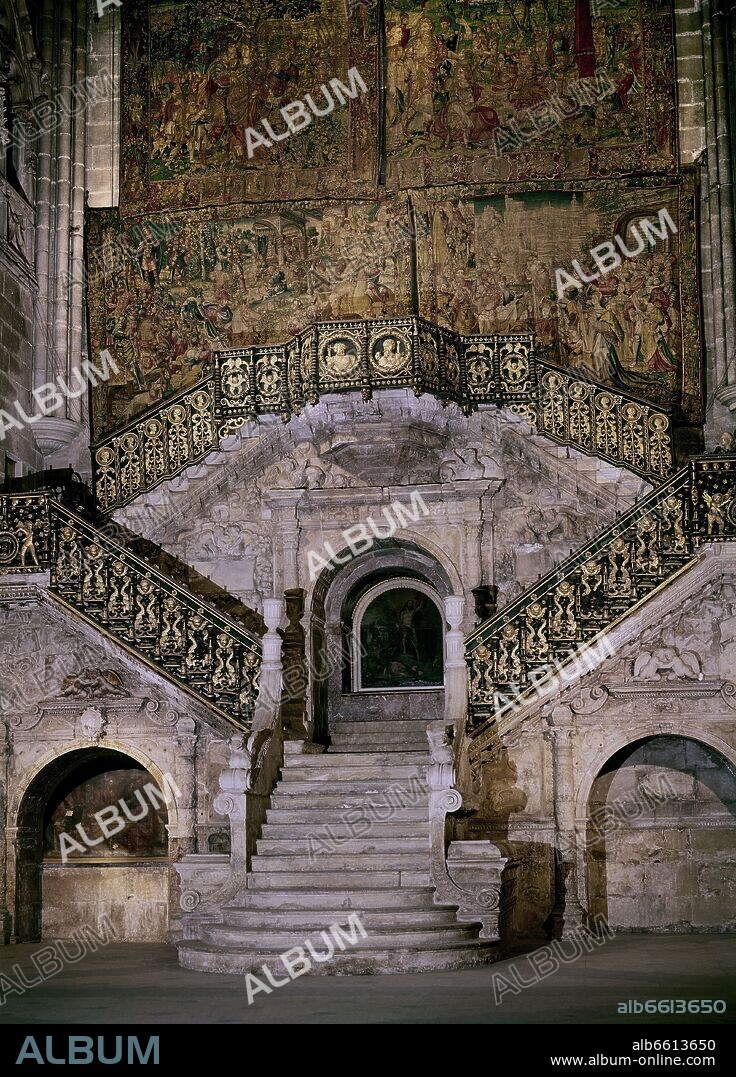 DIEGO DE SILOÉ. ESCALERA DORADA QUE SALVA EL DESNIVEL ENTRE EL INTERIOR Y LA PUERTA DE LA CORONERIA - 1519.