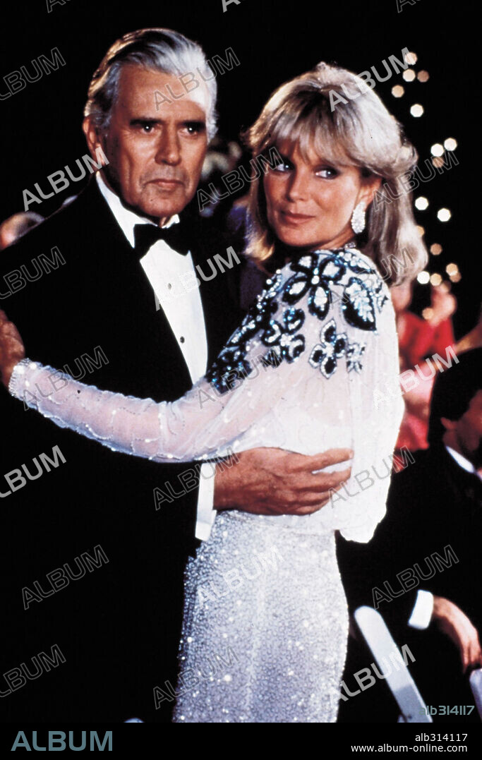 JOHN FORSYTHE y LINDA EVANS en DINASTIA, 1981 (DYNASTY), dirigida por DON MEDFORD, JEROME COURTLAND y PHILIP LEACOCK. Copyright SPELLING/ABC.