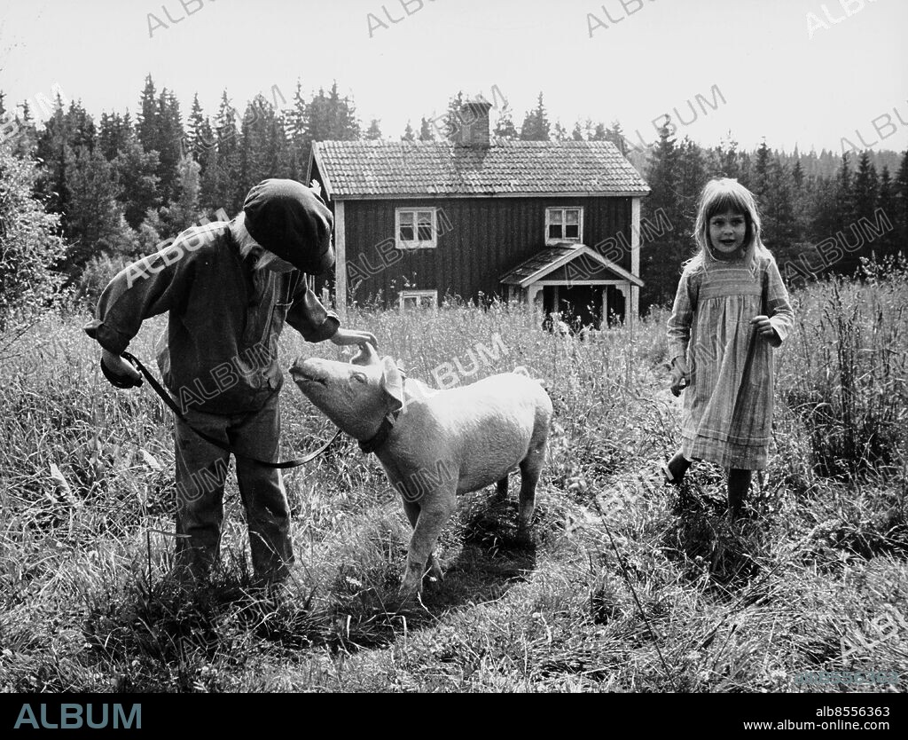 Arkiv 19720703.. Emil och Ida. Jan Ohlsson och Lena Wisborg heter skådespelarna. Och så griseknoen förstås! Emil i Lönneberga.. Foto: Tommy Svensson Code: 61. COPYRIGHT SCANPIX SWEDEN.