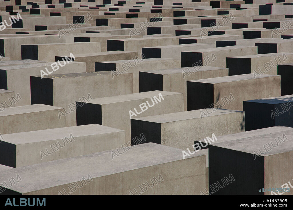 ARTE S. XX. ESTADOS UNIDOS. PETER EISENMAN (n.1932). Arquitecto estadounidense. "BERLIN HOLOCAUST MEMORIAL" (2003-2004). Monumento en memoria de las víctimas del holocausto en la Segunda Guerra Mundial. BERLIN. Alemania.