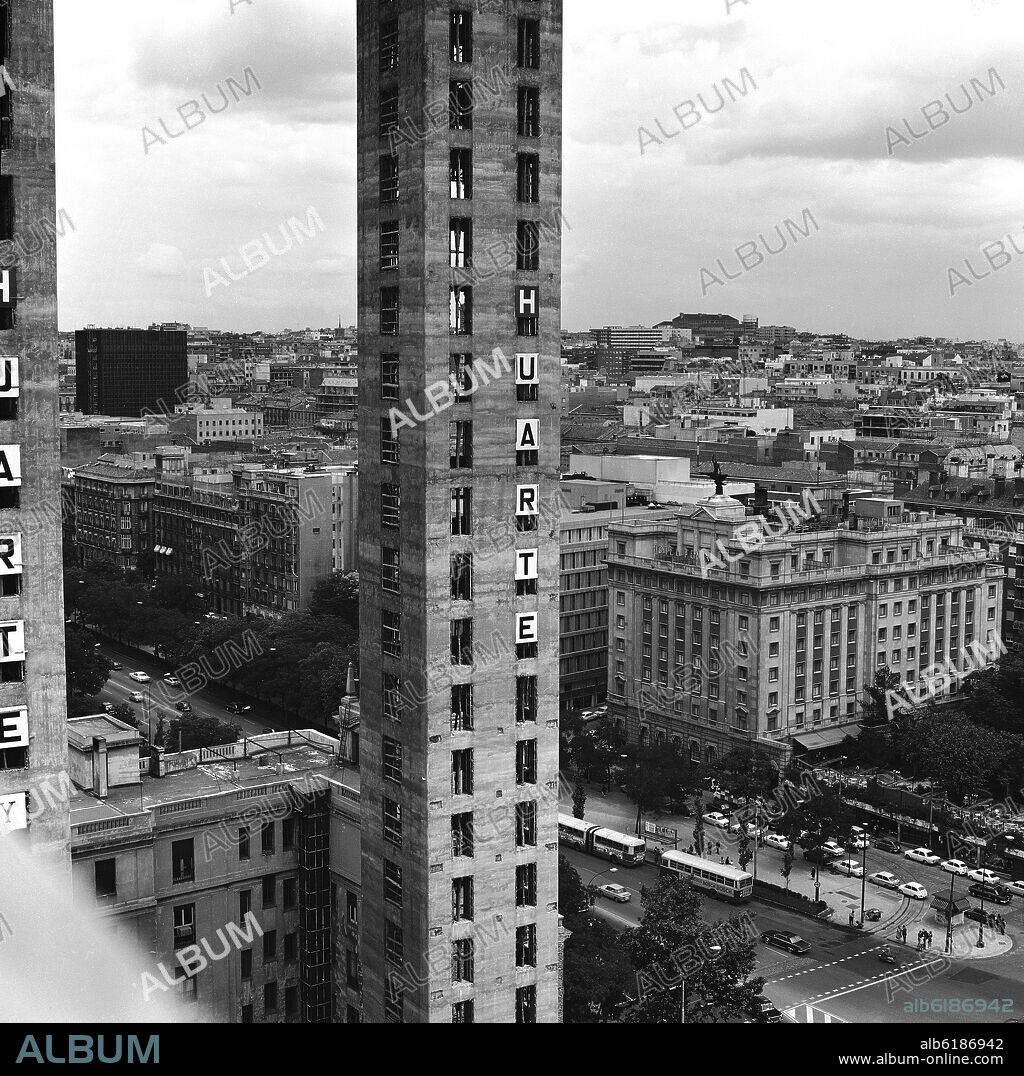 ANTONIO LAMELA MARTINEZ. CONSTRUCCION DE LAS TORRES DE JEREZ CONOCIDAS COMO TORRES DE COLON - 1967 - FOTOGRAFIA EN BLANCO Y NEGRO - AÑOS 60.