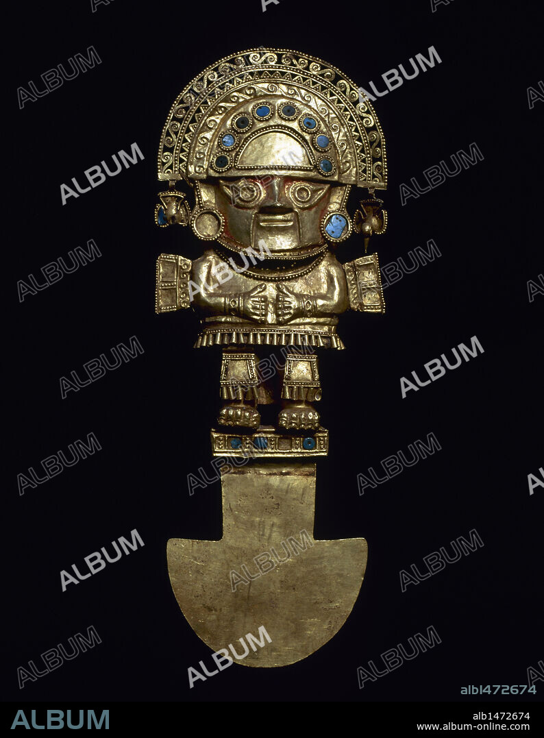 ARTE PRECOLOMBINO. PERU. CUCHILLO DE ORO o TUMI, representando al dios MAYMLAP. Pertenece a la CULTURA CHIMU (ss. XI-XV). Museo Nacional del Perú. Lima.