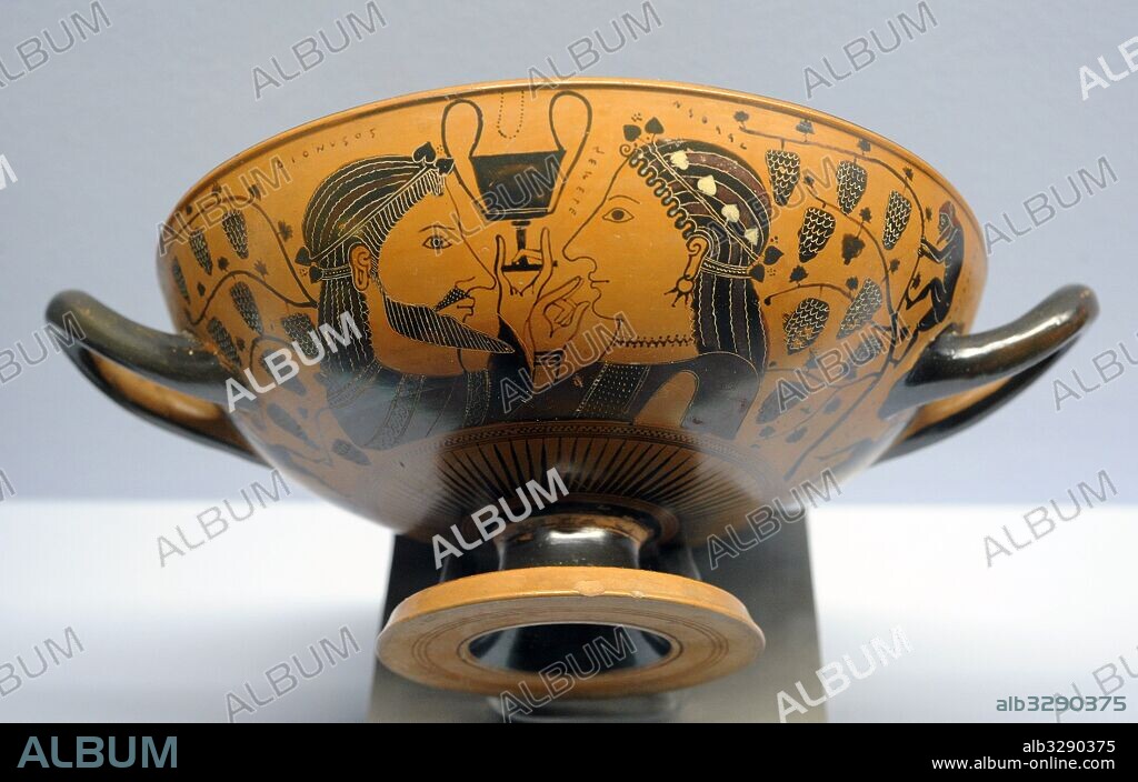 Dionisio con su madre Semele con corona de hiedra entre viñas y silenos vendimiando. Copa fabricada en Atenas. Procedente de Santa Maria Capua Vetere. Pintor de Kallis. 560-540 a. C. Cerámica. Museo Arqueológico Nacional. Nápoles. Italia.