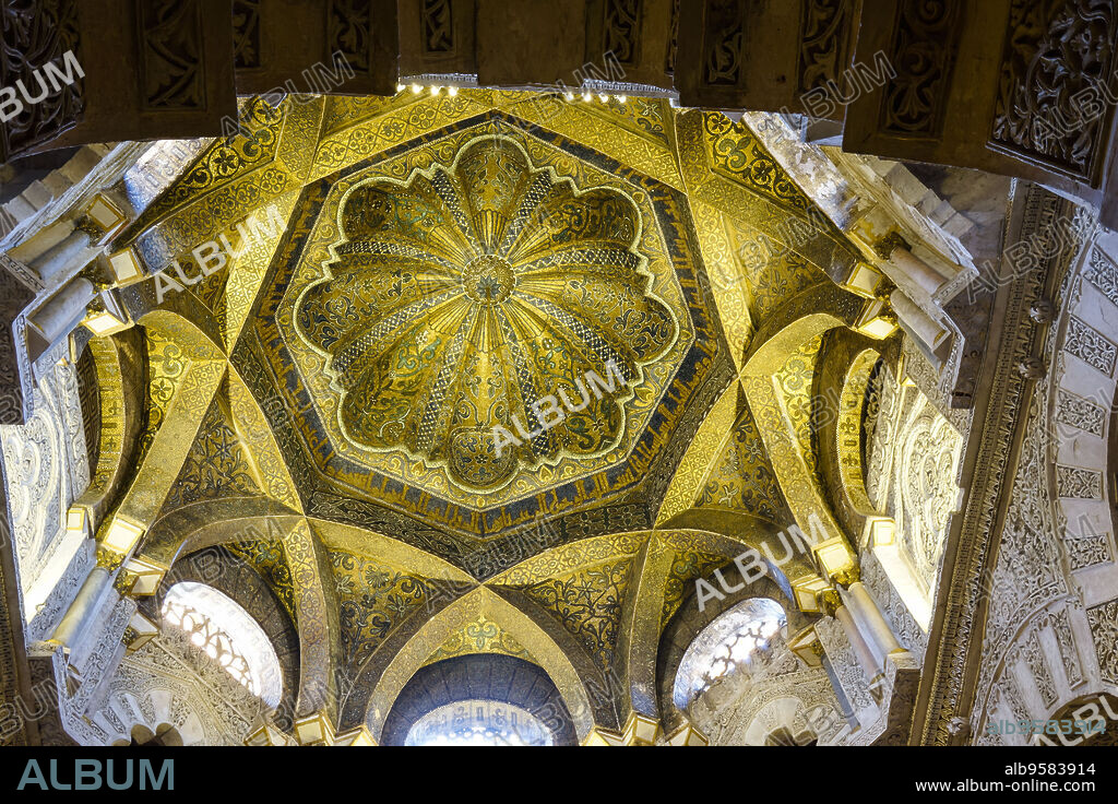 Puerta y cúpula de la maqsura, construida durante la ampliación de Alhakén IIMezquita-catedral de Córdoba, Andalucia, Spain.
