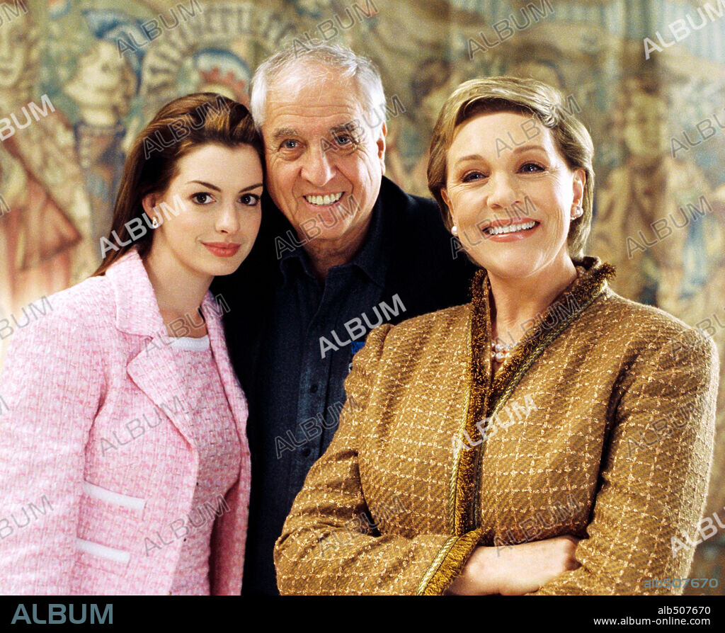 ANNE HATHAWAY, GARRY MARSHALL y JULIE ANDREWS en PRINCESA POR SORPRESA 2, 2004 (PRINCESS DIARIES 2: THE PRINCESS DIARIES 2: ROYAL ENGAGEMENT), dirigida por GARRY MARSHALL. Copyright DISNEY ENTERPRISES / BATZDORFF, RON.