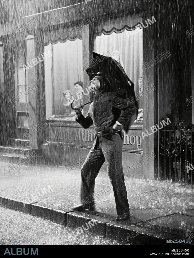 GENE KELLY en CANTANDO BAJO LA LLUVIA, 1952 (SINGIN' IN THE RAIN), dirigida por GENE KELLY y STANLEY DONEN. Copyright M.G.M.