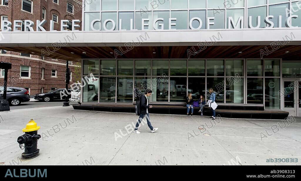 May 30, 2017 - Boston, Massachusetts, U.S. - The Berklee College of Music in Boston. Among the notable alumni of Berklee are Diana Krall, Quincy Jones, Donald Fagen, Esperanza Spalding, John Mayer, St. Vincent, Steven Tyler, Branford Marsalis, Natalie Maines and Melissa Etheridge. Alumni have won more than 250 Grammy and Latin Grammy Awards.(Credit Image: © Brian Cahn via ZUMA Wire). 30/05/2017