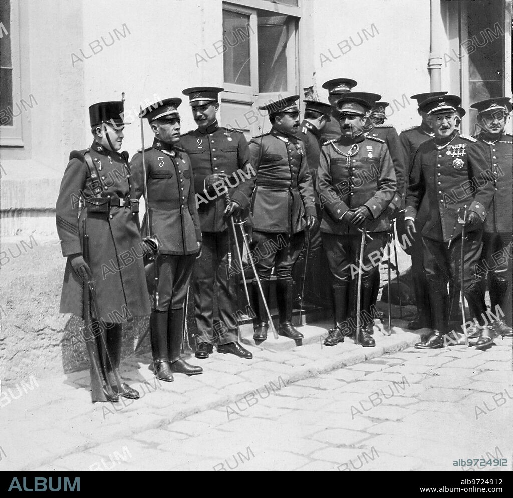 April 9, 1922. Madrid. In the Docks barracks. The Prince of Asturias (1), with General Saro (2) and the new colonel of the King's Regiment, D. José Gobart (3), after the presentation of the latter.