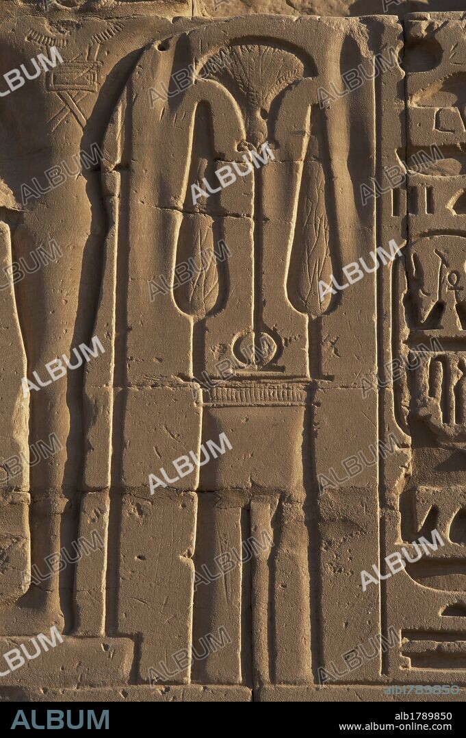 ARTE EGIPCIO. EGIPTO. Detalle de un relieve del TEMPLO DE KARNAK donde aparecen esculpidos en un altar o mesa de ofrendar del dios Min, dos árboles y una flor de papiro. Imperio Nuevo. Noroeste de Luxor. Egipto.