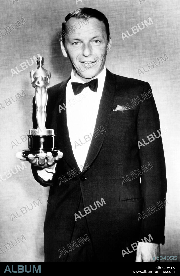 FRANK SINATRA. 26ª Edición de los Premios Oscar (1954). Frank Sinatra premiado como mejor actor secundario por "De aquí a la eternidad". 1954