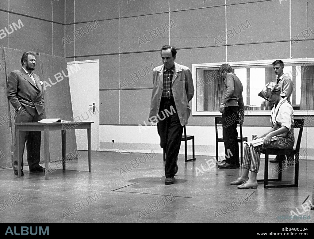Ingmar Bergman regissör vid irepetiltioner av TV-teater "Rabies" okt 1958.. Åke Fridell, Gösta Ekman, Åke Jörnfalk och Marianne Stjernquist.. (c) Sydsvenskan / IBL.