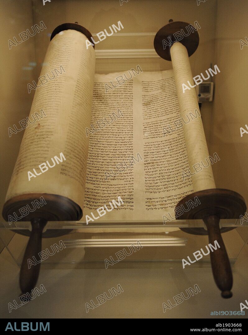 TORAH o TORA. Texto de los cinco primeros libros de la Biblia o también llamado la "ley mosaica" o "Ley de Moises". Rollos de la Torá. Ejemplar del S. XIX. Museo Judio de Berlín (Jüdisches Museum Berlín). Berlín. Alemania. Europa.