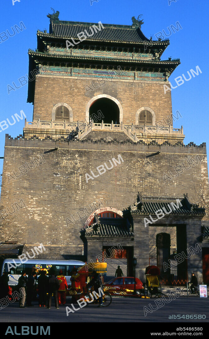 The Drum and Bell (Zhi nglou) towers were originally built in 1272 during the reign of Kublai Khan (r.1260-1294). Emperor Yongle (r. 1402-1424) rebuilt the towers in 1420 and they were again renovated during the reign of Qing Emperor Jiaqing (r. 1796 - 1820). Both the Drum and Bell towers were used as timekeepers during the Yuan, Ming and Qing dynasties.