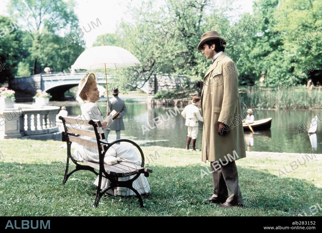 DANIEL DAY-LEWIS and MICHELLE PFEIFFER in THE AGE OF INNOCENCE, 1993, directed by MARTIN SCORSESE. Copyright COLUMBIA PICTURES / CARUSO, PHILLIP.