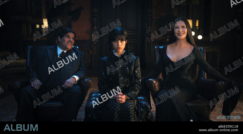 CATHERINE ZETA-JONES, JENNA ORTEGA y LUIS GUZMAN en MIÉRCOLES, 2022 (WEDNESDAY), dirigida por TIM BURTON. Copyright Metro-Goldwyn-Mayer (MGM).