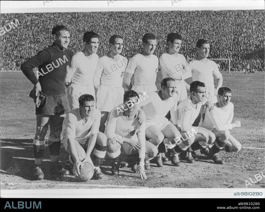 El equipo del Valencia club de Fútbol, campeón de liga en la temporada 1943-1944. De Pie: Eizaguirre, Juan Ramón, Álvaro, Amadeo, Iturraspe, y Ortúzar. Sentados: Epi, Vicente Hernández, Gorostiza, Mundo, y Lecue.