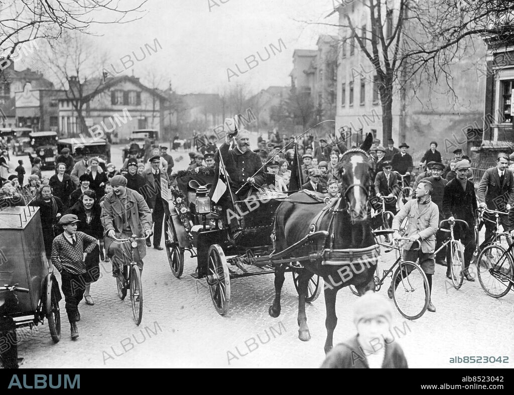 Orig. bildtext... MIT DER PFERDEDROSCHKE VON BERLIN NACH PARIS. DIE LETZTE FAHRT EINES BERLINER DROSCHKENKUTSCHERS. 2.April 28. Der 68 jährige Fuhrherr Gustav Hartmann, Gründer der Wannsee-Droschken hat am 2.IV.mit seiner Pferde droschke eine Reise nach Paris angetreten, und bezeichnet die Reise als die letzte Fahrt mit seiner Pferdedroschke. Anlass dazu gab ihm die junge Pariserin Mad. Dorange welche Berlin zu Pferde besuchte und die er unterwegs traf, und mit der er verabredete, dass er mit seiner Pferdedroschke, einen Gegenbesuch in Paris machen werde. Bild zeigt: Der Droschenkutscher Gustav Hartmann auf der Fahrt nach Paris. Anm. G Hartmann, 1859-1938, tysk kusk som 1928 körde hästdroska Berlin-Paris tur och retur och blev mycket firad i dessa städer. Anm. Se även BBX226 Bildserier Fotoreportage Droskor Kepsar Cyklister Resenärer CD586 persons: GUSTAV HARTMANN sites: TYSKLAND*;PARIS;FRANKRIKE.