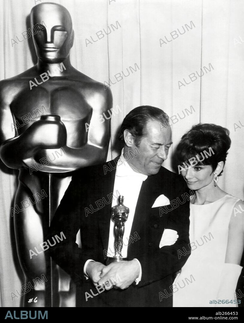 AUDREY HEPBURN y REX HARRISON. 37ª Edición de los Premios Oscar / 1965. 
Rex Harrison premiado como mejor actor por "My Fair Lady". Le acompaña la actriz Audrey Hepbnurn. 1965