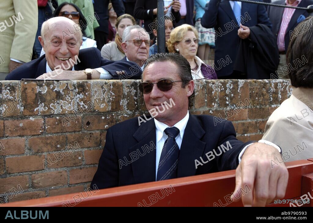 Sevilla, 22/04/2006. Real Maestranza. En la imagen, el torero Jose Mari Manzanares y el mesonero Lucio.