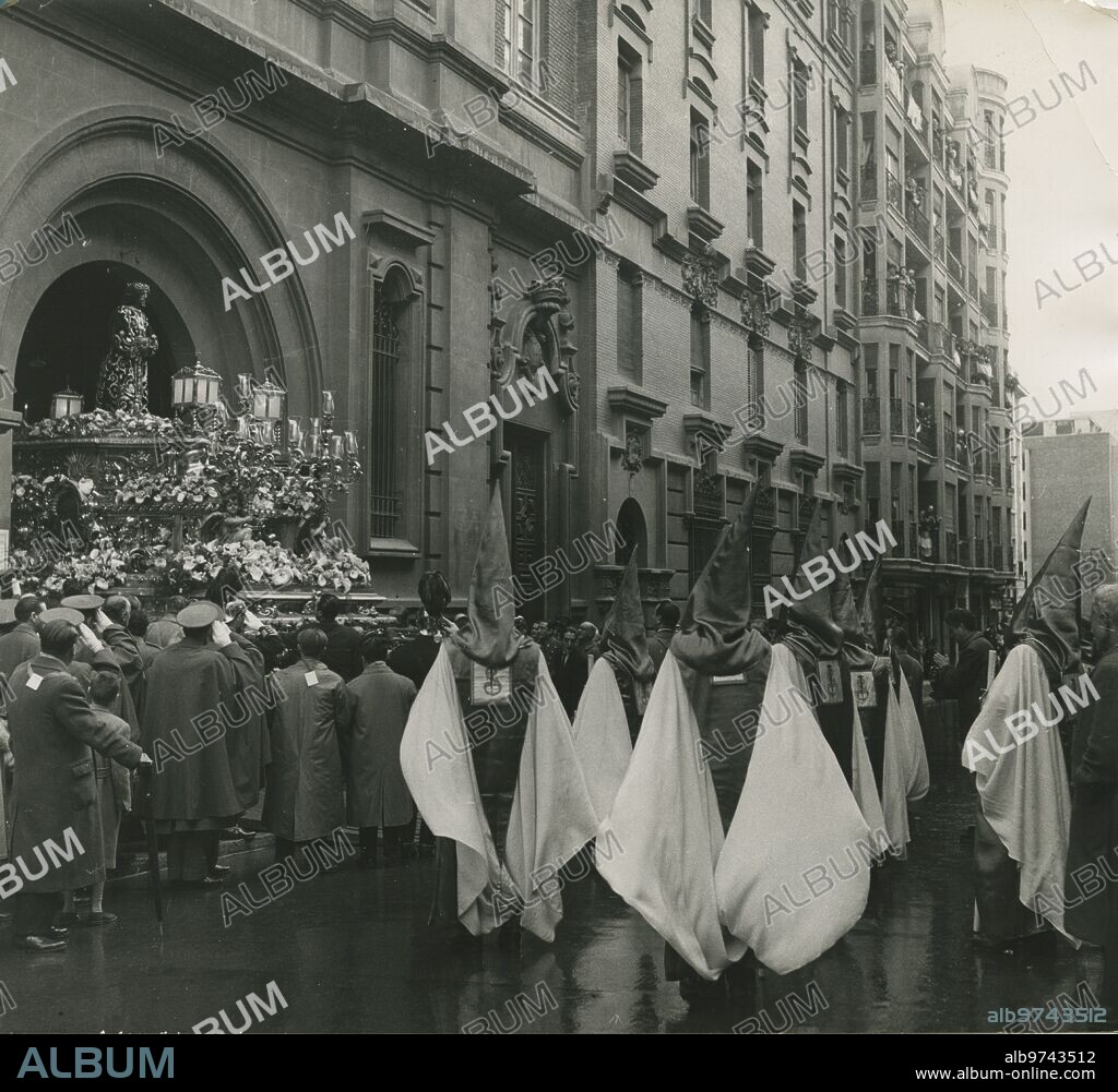 Madrid. 04/04/1958. Semana Santa. La imagen de Nuestro Padre Jesús Nazareno de Medinaceli (Jesús de Medinaceli), sale de su iglesia en la tarde del Viernes Santo. Los penitentes que formaban en el cortejo estrenaban este año túnicas, capas y capirotes.