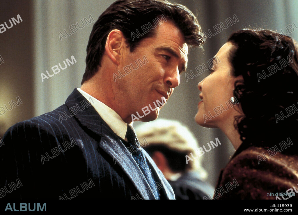 JULIANNA MARGULIES y PIERCE BROSNAN en EVELYN, 2002, dirigida por BRUCE BERESFORD. Copyright UNITED ARTISTS.