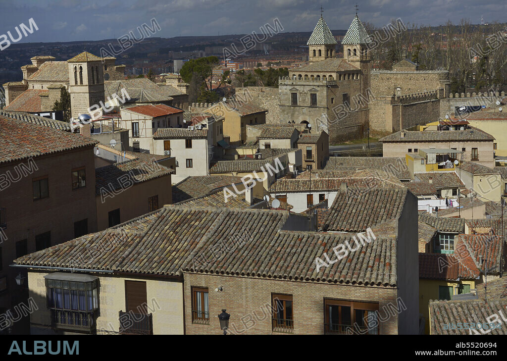 Toledo. Castilla-La Mancha. España. Panorámica de la ciudad con la Puerta Nueva de Bisagra, de origen árabe, reconstruída en el siglo XVI por Alonso de Covarrubias (1488-1570). A la izquierda, la Iglesia de Santiago el Mayor, construída en el siglo XIII en estilo mudéjar. Restaurada en el siglo XX.