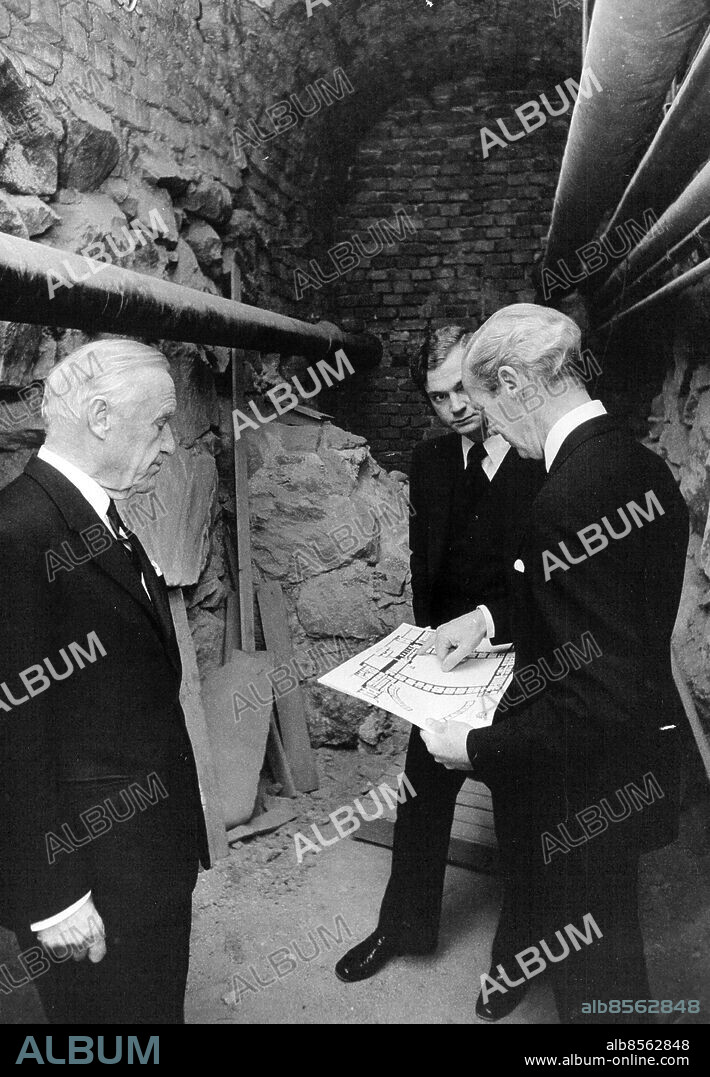 Stockholm 1973-10-23. Slottsarkitekten Ragnar Jonsson informerar nytillträdde kung Carl XVI Gustaf om Birger Jarls mur och resterna av slottet Tre kronor, medan ståthållaren Sixten Wohlfahrt lyssnar. Foto: Leif Jansson / SvD / TT / kod 12014.