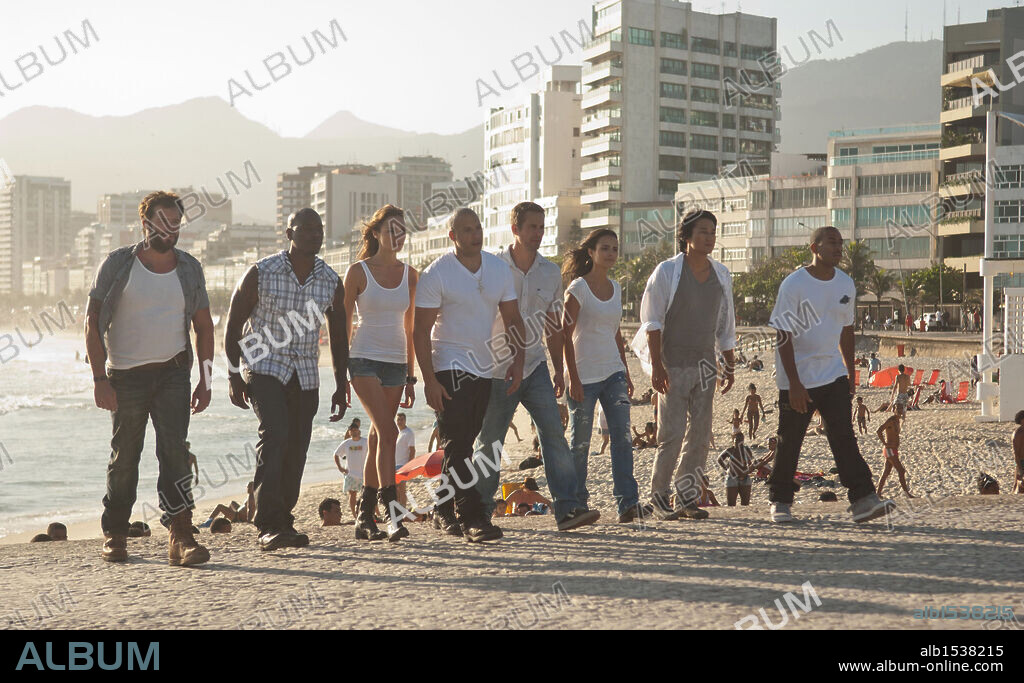 GAL GADOT, JORDANA BREWSTER, LUDACRIS, PAUL WALKER, SUNG KANG, TYRESE GIBSON et VIN DIESEL dans FAST FIVE, 2011, réalisé par JUSTIN LIN. Copyright ORIGINAL FILM.