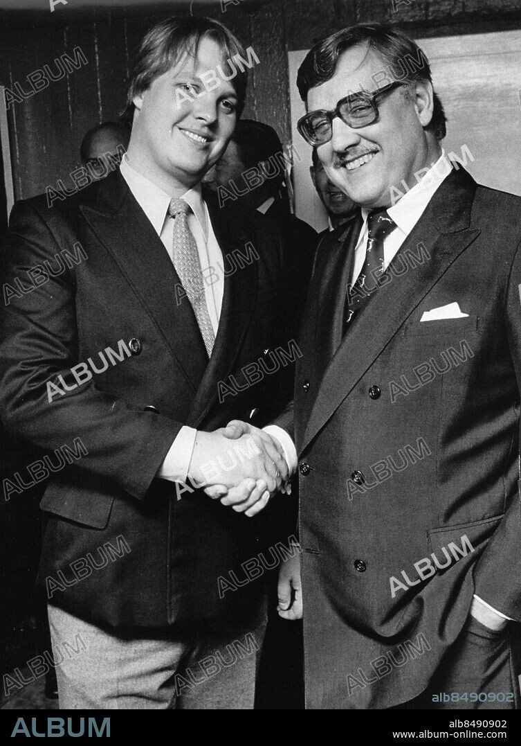 STOCKHOLM 1982.. Raymond Björling tillsammans med sin far Rolf Björling efter hans debutkonsert på Skansen. Foto: Bernt Claesson kod: 8 . COPYRIGHT SCANPIX SWEDEN.