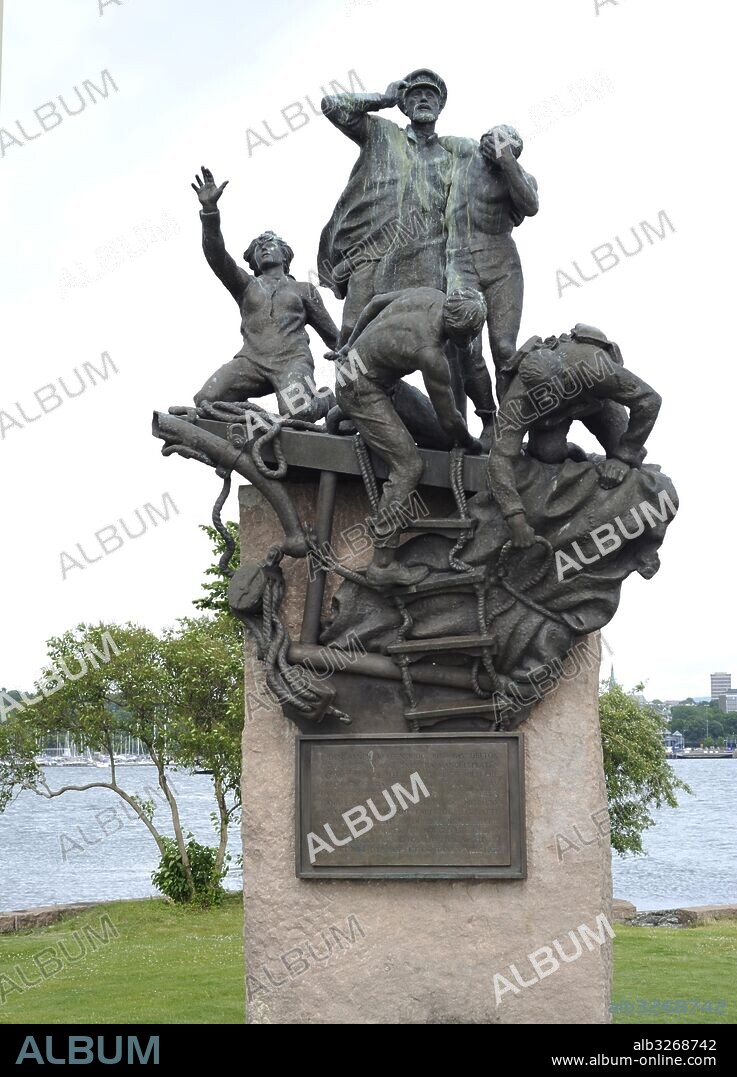 Noruega. Oslo. Bygdoy. Monumento a los Marineros caídos en la Segunda Guerra Mundial (1939-1945). Bronze, 1980. Obra del escultor noruego Joseph Grimeland (1916-2002) .