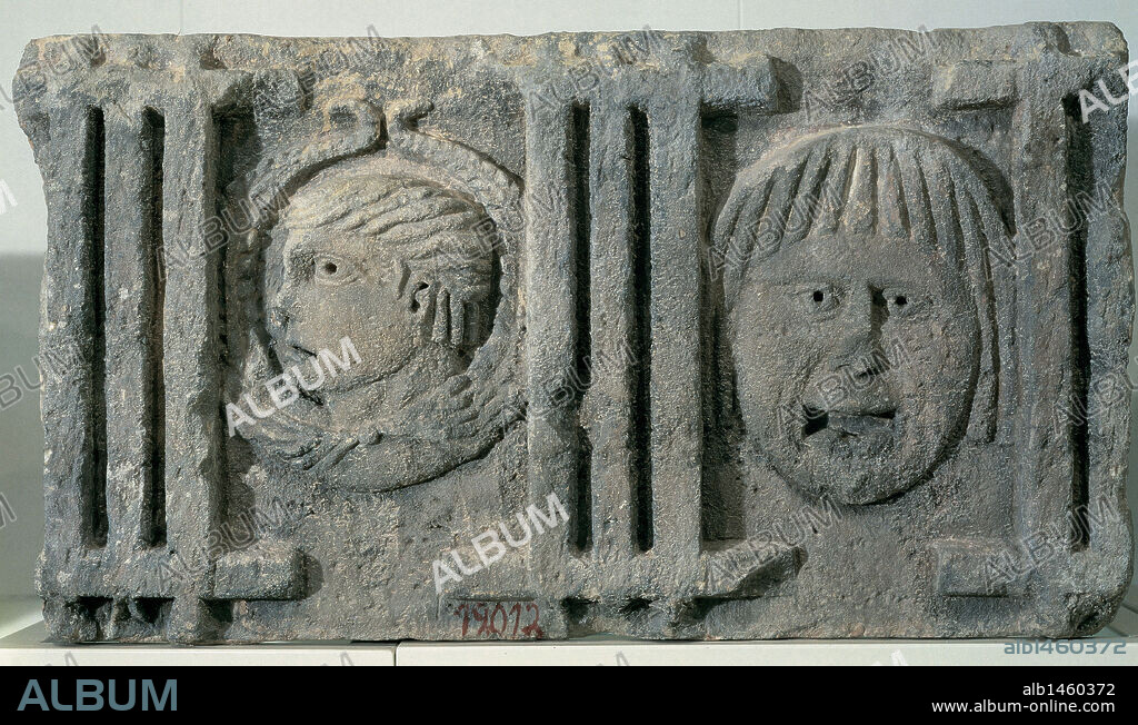 ARTE ROMANO. ESPAÑA. Friso dórico con metopas y tríglifos con la representación de un medallón orlado y una máscara trágica. Siglo I. Piedra arenisca. Procedente de Montjuic, Barcelona. Museo Arqueológico de Cataluña. Barcelona.
