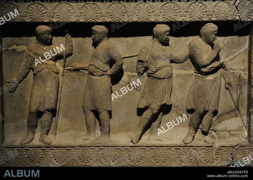 ARTE GRIEGO-HELENISTICO. TURQUIA. SARCOFAGO DEL SATRAPA (2ª mitad del s. V a. C.). Toma el nombre de un alto funcionario, gobernador de una provincia en la Persia de la dinastía aqueménida, que aparece en uno de los lados. Detalle relieves. Museos Arqueológicos (Museo de las Antigüedades). Estambul. Turquía.