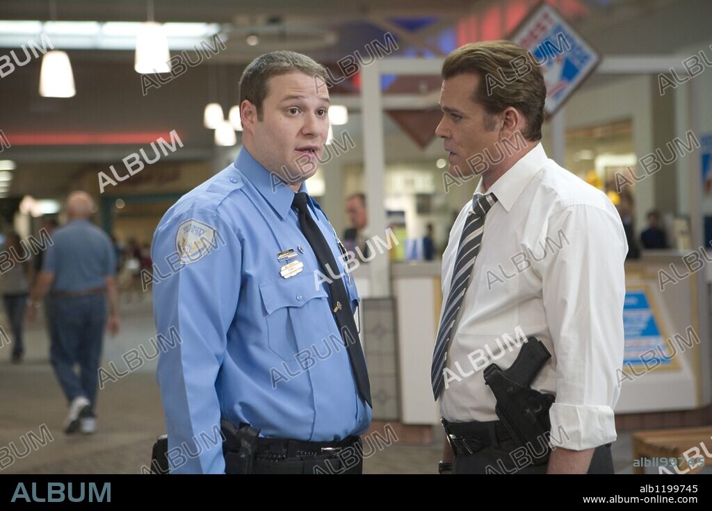 RAY LIOTTA and SETH ROGEN in OBSERVE AND REPORT, 2009, directed by JODY HILL. Copyright DE LINE PICTURES/LEGENDARY PICTURES.