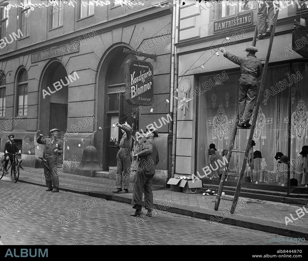 GÖTEBORG 1929-11-28.. Juldekorationer sätts upp - Kungsgatan. *** Local Caption *** GT Låda Krep 2012-01 Foto: Kamerareportage / TT / Kod: 2524.
