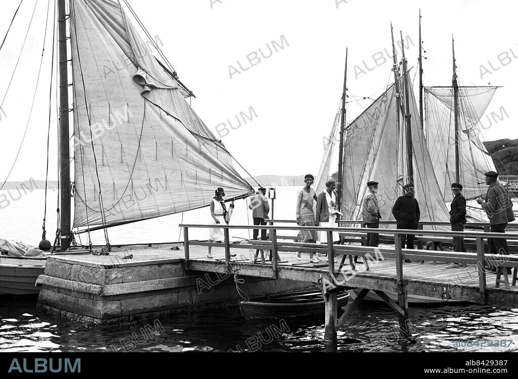 AERKIV 1930. Fiskefartyg av gammal västkusttyp i fiskehamnen i Lysekil.. Fishingboats at Lysekil.. Foto: TT Historical/1900. Scanpix Sweden.