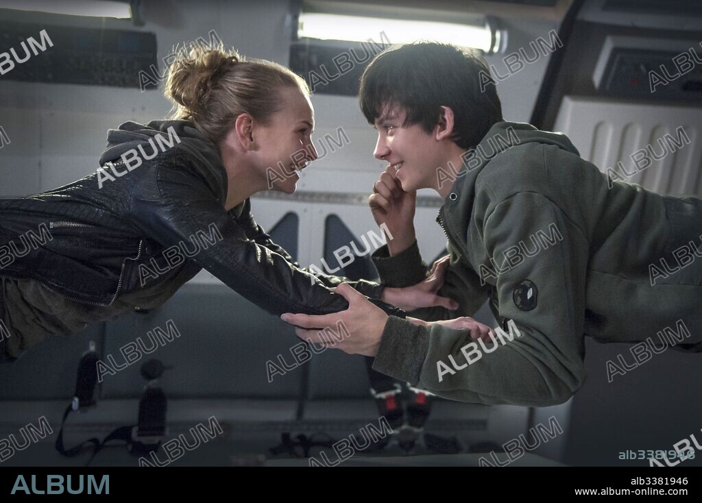 ASA BUTTERFIELD and BRITT ROBERTSON in THE SPACE BETWEEN US, 2017, directed by PETER CHELSOM. Copyright LAMF/STX ENTERTAINMENT.